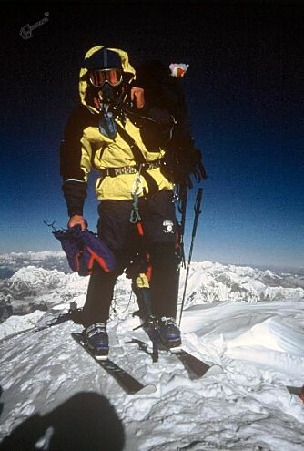 <b>HALVVEIS:</b> Det verste var fortsatt ikke gjort da Davo Karnicar sto på toppen av verdens høyeste fjell. Nedturen på ski gjensto.