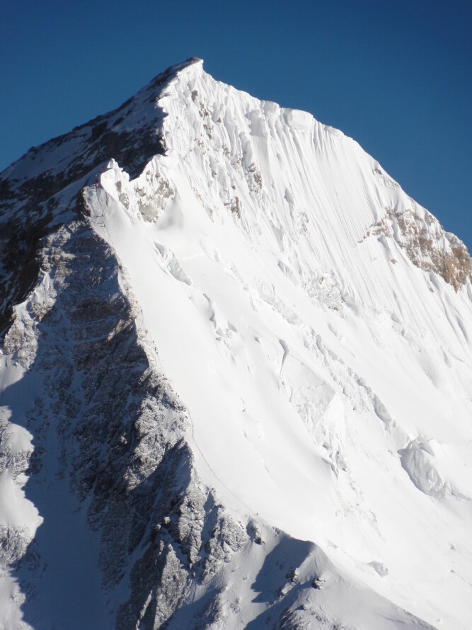 <b>I DØDSSONEN:</b> Sørøstryggen øverst på Mount Everest. Bare én mann har kjørt på ski ned den. 