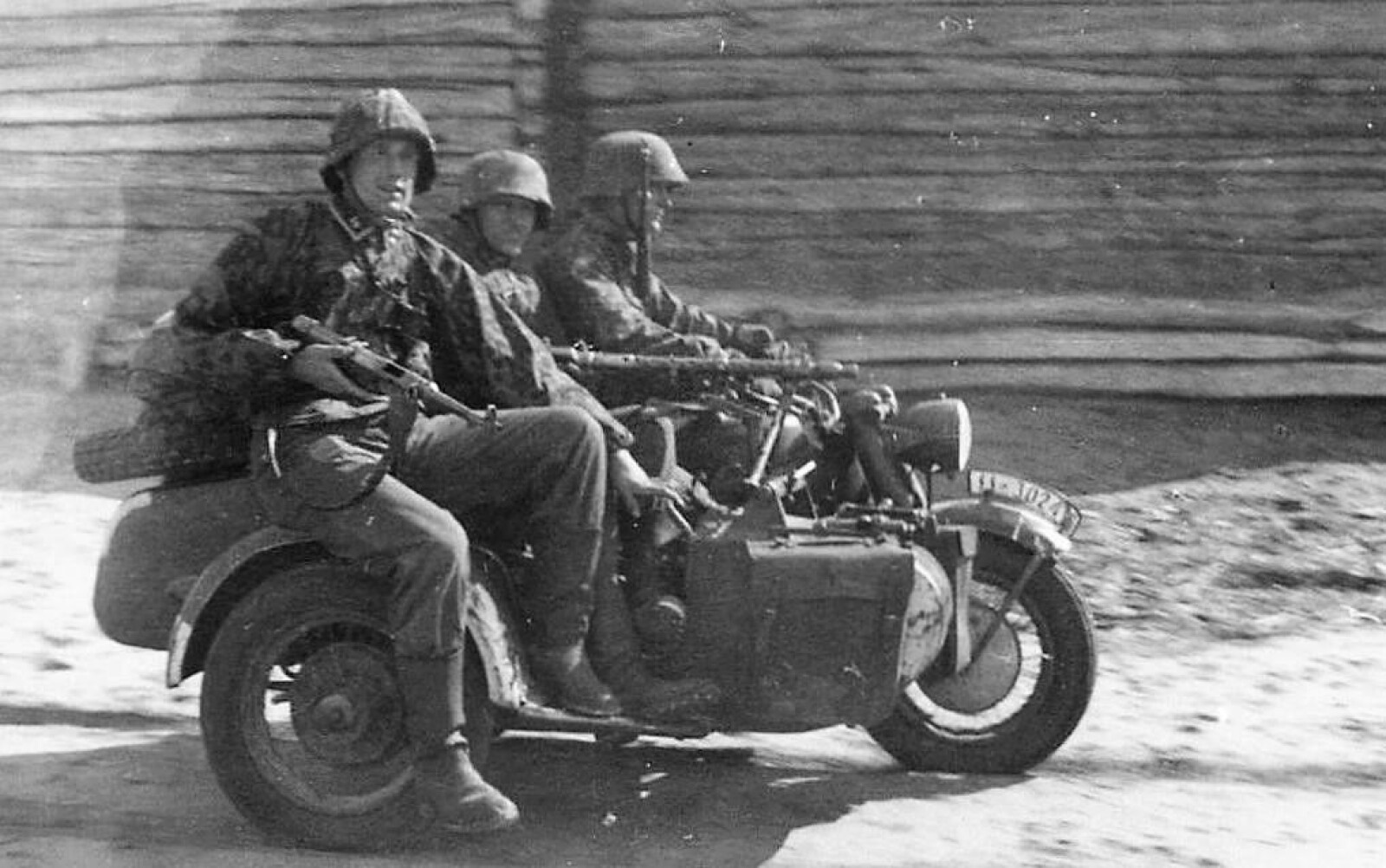 <b>SOMMERTJENESTE:</b> Soldatene slik de fremsto under sine operasjoner på motorsykkel i sommerhalvåret. 
