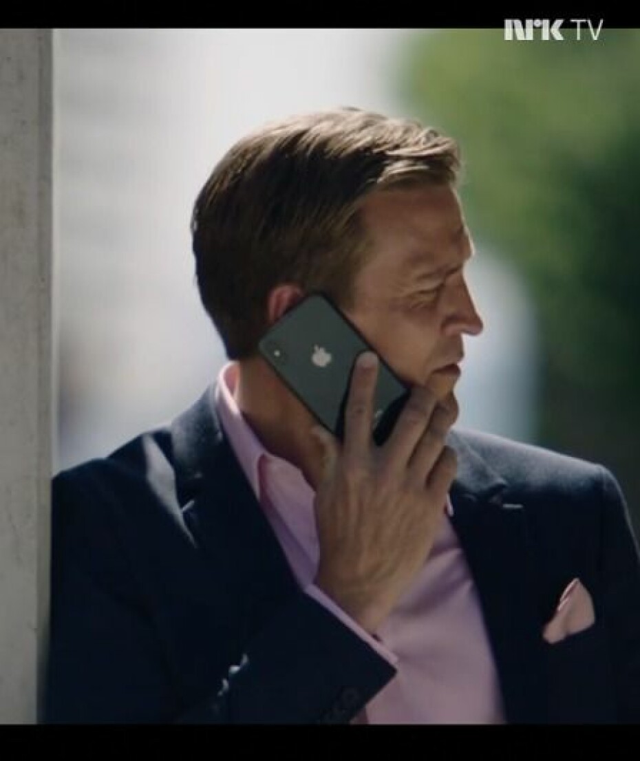 TA AV DEKSELET: For å virke som om du har ordentlig med penger, og ikke bryr deg om telefonen kan dette i bakken kan det lønne seg å ta av mobildekselet i visse settinger.