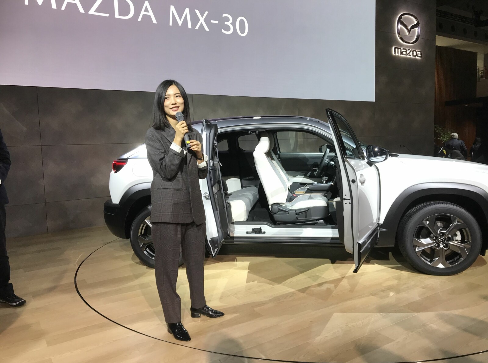 DØRER: Mazda MX-30 kommer med bakhengslede dører, noe som er ganske uvanlig. Xintong Li har vært ansvarlig for interiørdesign og materialvalg.
