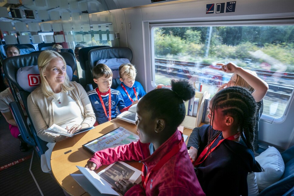 LESESTUND: Kronprinsesse Mette-Marit både leste for og snakket med barn om litteratur på toget fra Berlin til Hannover.