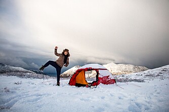 <b>SNØ:</b> Første natt med snø kom allerede i september i fjor, da Silje overnattet på Brosmetinden på Kvaløya