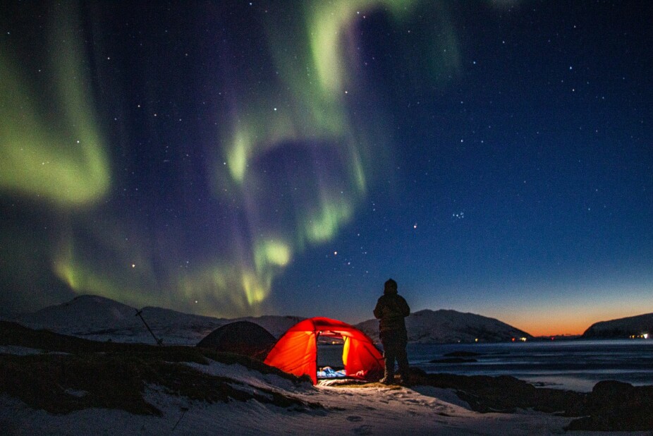 <b>VAKKERT:</b> Nordlys og begynnende soloppgang i Kvalsundet i april.