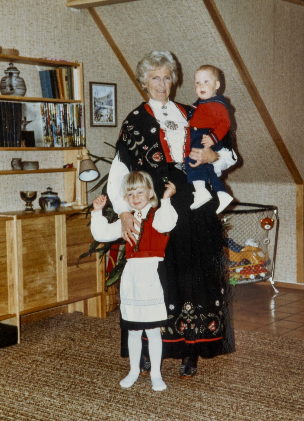 FLOTTE I BUNAD: – Jeg har arvet Rogalandsbunaden til mormor, forteller Kathrine. Her med mormor og lillebror Yngve.