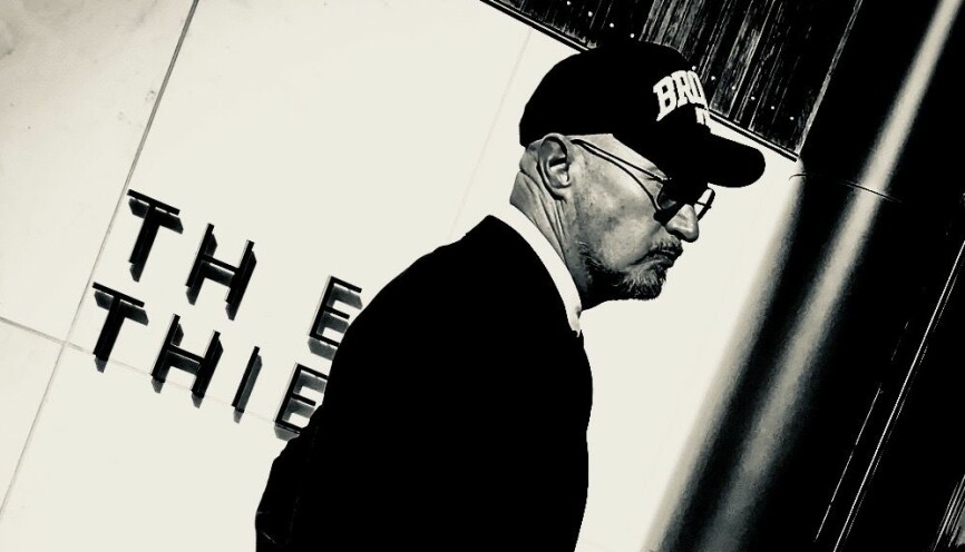 BEVISST: Det var et bevisst valg å ikke ha telefoner med deksel i serien, sier Kjell Nordstrøm, kostymeansvarlig i Exit-serien.