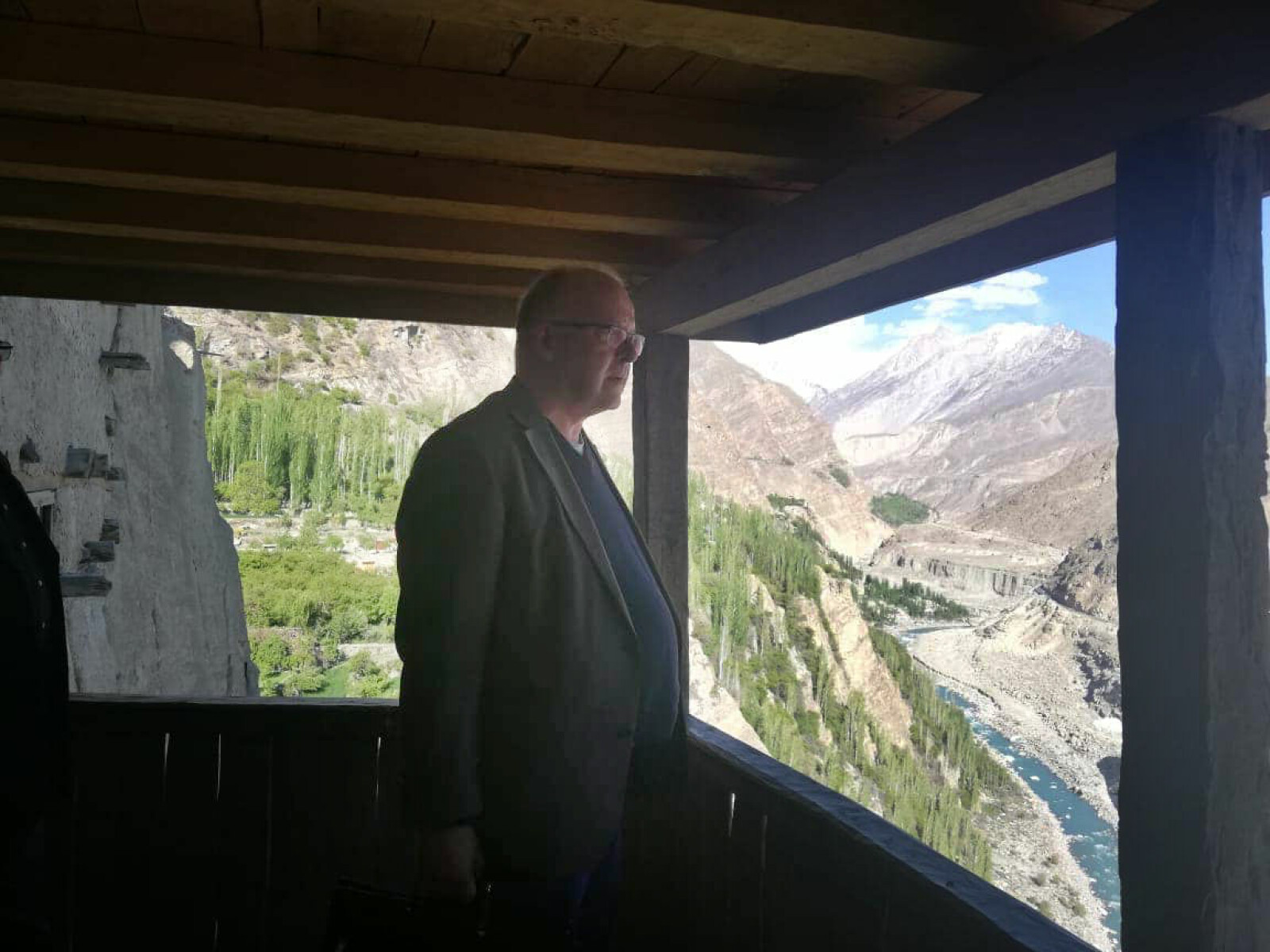 <b>PÅ LETING:</b> Den norske ambassadøren Kjell-Gunnar Eriksen, her i Khaplu palace var på befaring i områdene der Norge har brukt nær 30 millioner kroner på pakistans kulturarv − og musikkvideo.