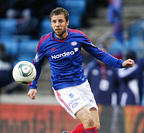 <b>VÅLERENGA-HELT:</b> Lenge fryktet dos Santos at hjertefeilen skulle sette en stopper for fotballkarrieren. Her er han på banen for Vålerenga i 2011.