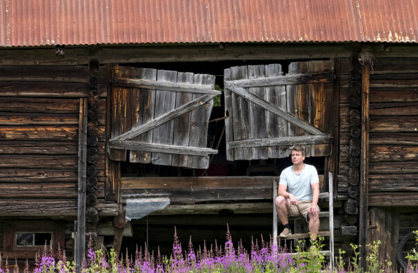 HAR 15 HUS: Øystein Morten eier en gård med 15 hus. Sju av dem er falleferdige og ubrukelige, som denne låven.