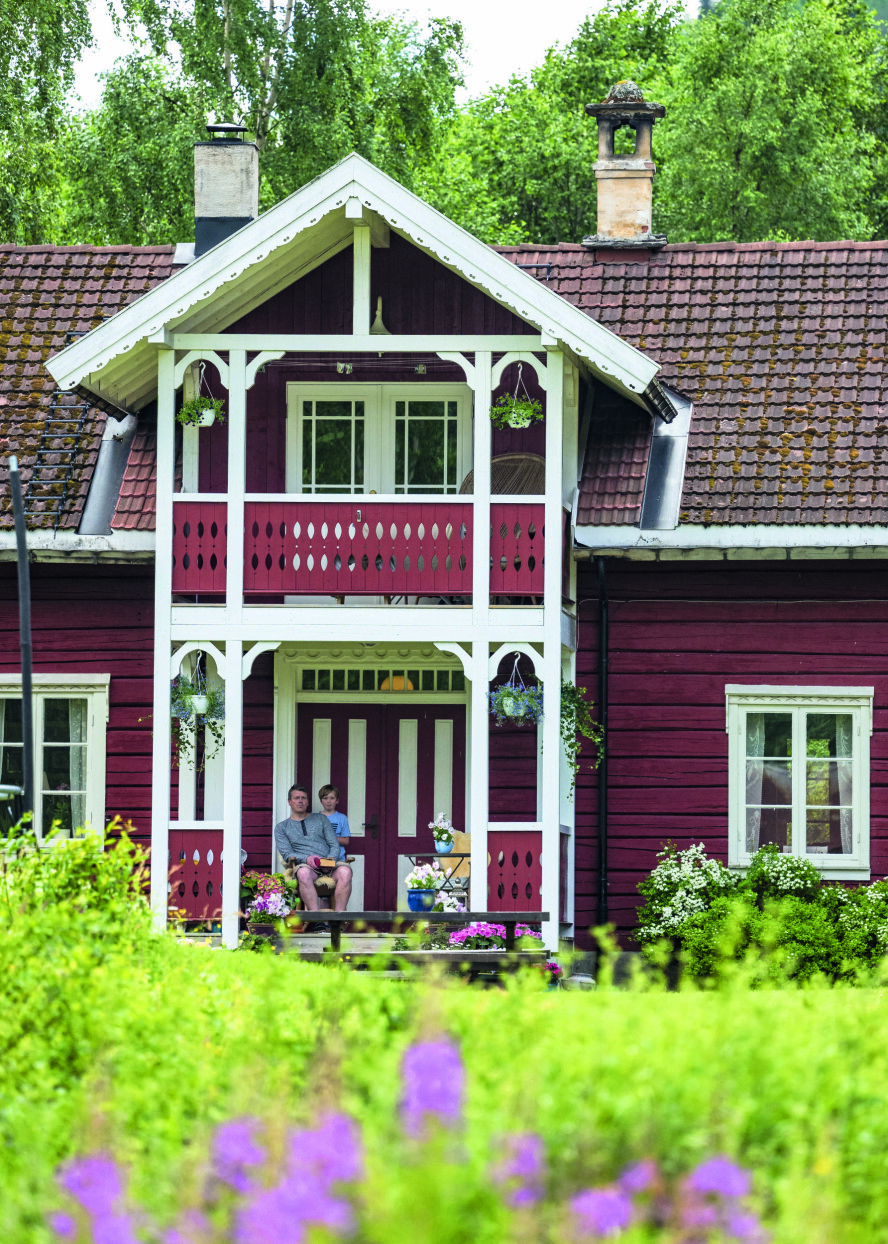 BARNDOMSHJEM: Øystein har bodd på gården siden han var åtte år og foreldrene tok over etter gammel-onkelen Nils som var ungkar. Sønnen Sigurd er femte generasjon.