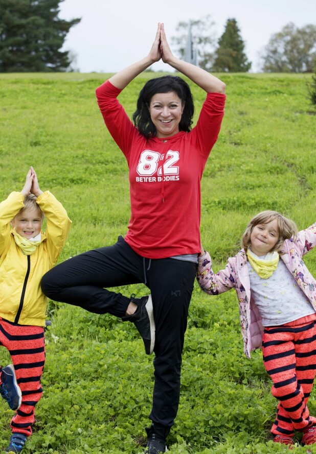 UTE I NATUREN MED BARNA: Sharon har alltid brukt tid på å være ute i naturen med barna Lily (6) og Gabriel (7) . Nå er hun mer bevisst en noen gang på å være tilstede i øyeblikket.