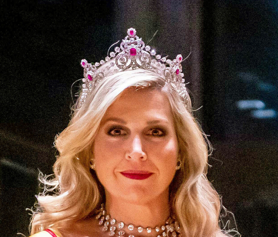 Dronning Maximas tiara er full av rubiner.