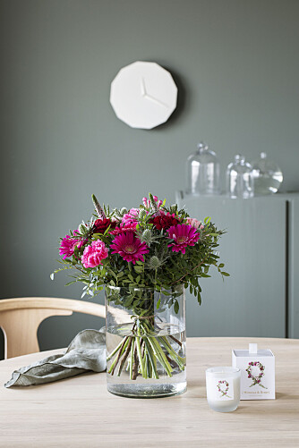 <b>ROSA SLØYFE-BUKETT:</b> Buketten er i ulike rosa nyanser, og inneholder blant annet germini, strå og hypericum. <b>ROSA SLØYFE-BUKETT:</b> Buketten er i ulike rosa nyanser, og inneholder blant annet germini, strå og hypericum.
