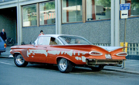 <b>GJENBRUK:</b> I filmen Olsenbanden og Dynamitt-Harry på sporet (1977) gjenbrukes Impala-en fra fjorårets film.