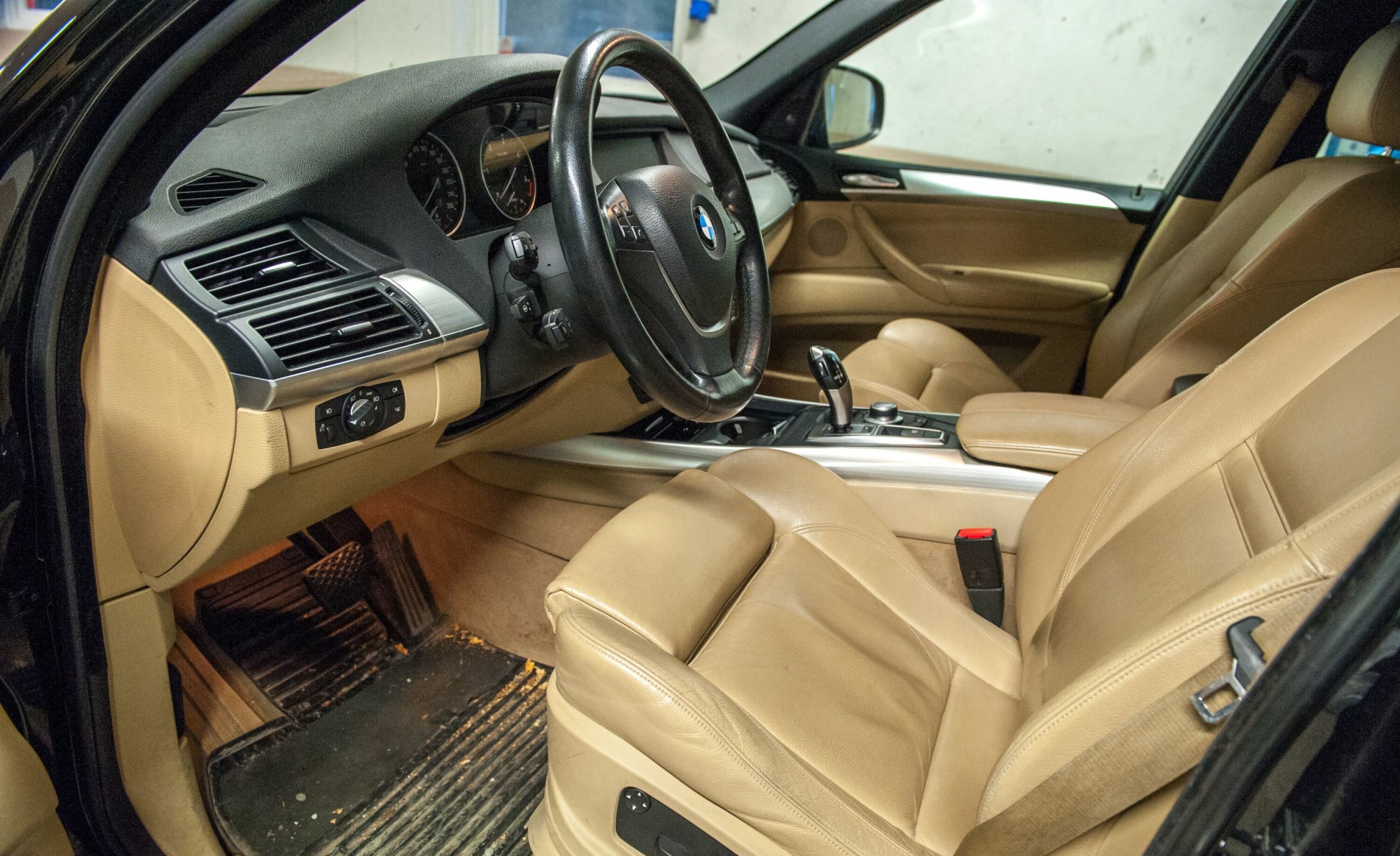 MILJØ: Det er her du tilbringer tiden i bilen, så gi miljøet inne i kupeen et realt løft med en skikkelig interiørvask.