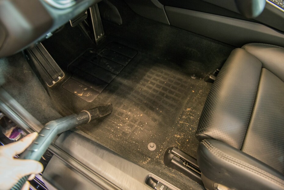 UTSTYR: Du må ha en god støvsuger, helst med forskjellige munnstykker, og gjerne en våtsuger. Til skinnseter må du ha skinnrens og til tekstilseter en tekstilrens.