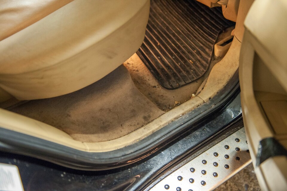 SKITTSAMLER: Det er når du rengjør fotbrønnene at det går opp for deg hvorfor det er lurt å banke av skoene før du drar dem inn i bilen.