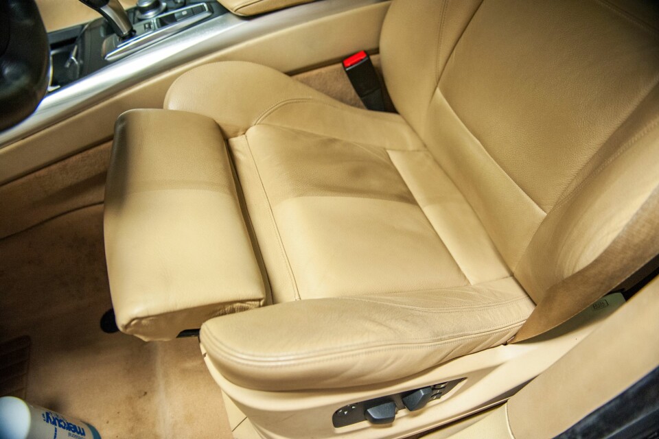 SJEKK FORSKJELLEN: Her er skinnet på halve sitteputen i førersetet renset, og forskjellen er enorm.