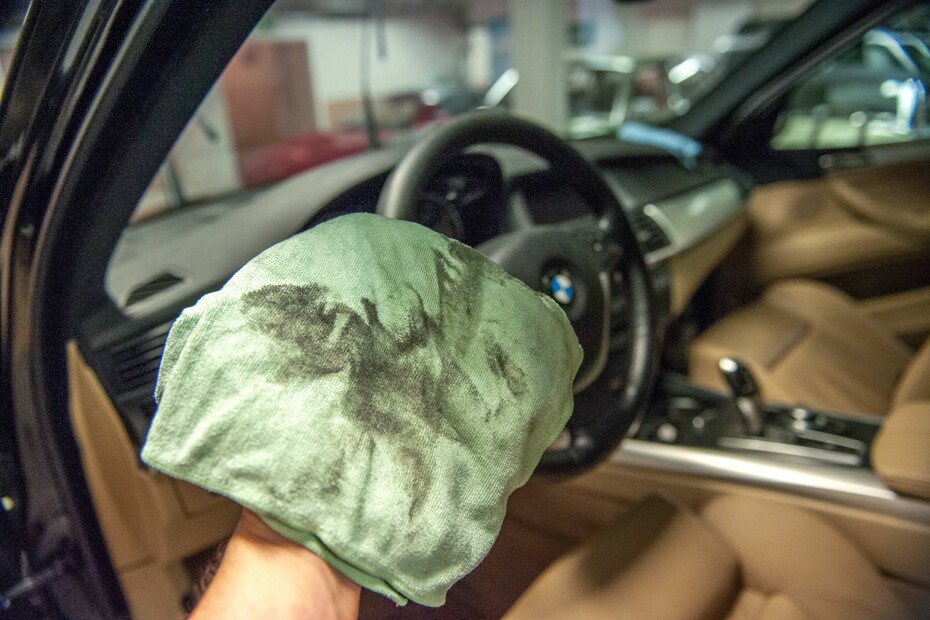 SKITT PÅ RATTET: Når rengjorde du rattet sist? Hvis det er en stund siden, kan kluten se slik ut etter en omgang med interiørspray.