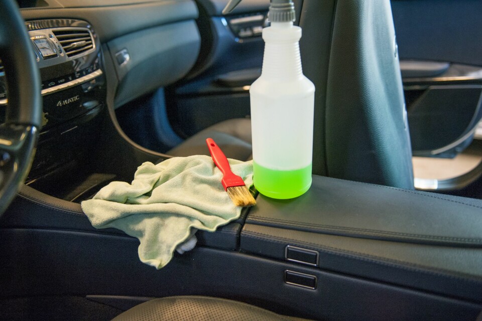 INTERIØRRENS: Etter du har støvsugd bilen, tar du frem interiørrens, mikrofiber og en detaljkost. Men spray rett i kluten og ikke direkte på interiøret, så har du bedre kontroll på hvor midlet ender opp.