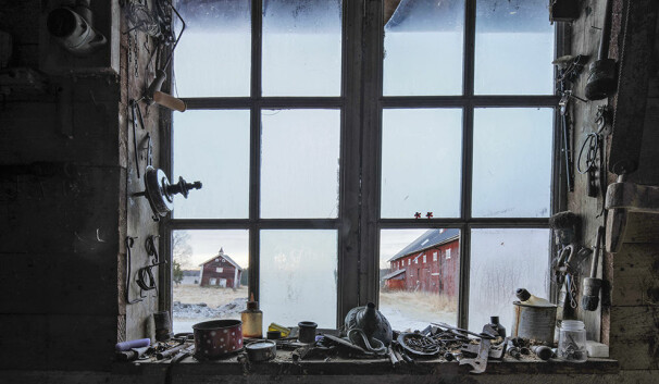 FORLATT; Utsikt fra vinduet på en forlatt gård i Hundstad på Nes på Romerike.