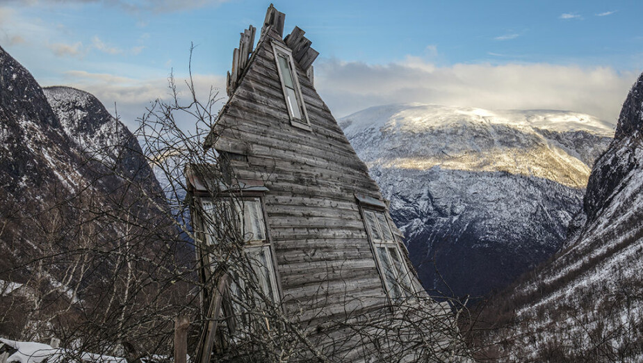 HAR SETT SINE BEDRE DAGER: Torpen i Nundalen i Årdal er ikke hva det en gang var. Dette bildet pryder også boka til Øystein Morten.