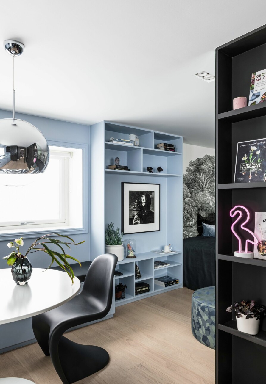 OPPHOLDSROM: Enstavsparkett fra Timberwise, rundt bord fra Ikea, stol fra Vitra, og pendel fra Tom Dixon. OPPHOLDSROM: Enstavsparkett fra Timberwise, rundt bord fra Ikea, stol fra Vitra, og pendel fra Tom Dixon.