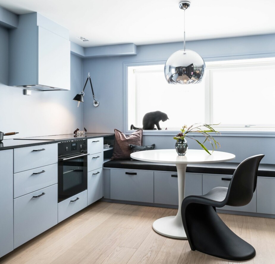 ETTER: Vinduet mot syd ble forstørret for å øke lysinnslippet og for at utsikten skulle bli bedre. Kjøkkenet fra Ikea er spraylakkert i samme lyseblå tone som veggen, og fremstår som en integrert del av interiøret. Den plassbygde sittebenken rommer oppbevaringsplass. ETTER: Vinduet mot syd ble forstørret for å øke lysinnslippet og for at utsikten skulle bli bedre. Kjøkkenet fra Ikea er spraylakkert i samme lyseblå tone som veggen, og fremstår som en integrert del av interiøret. Den plassbygde sittebenken rommer oppbevaringsplass.