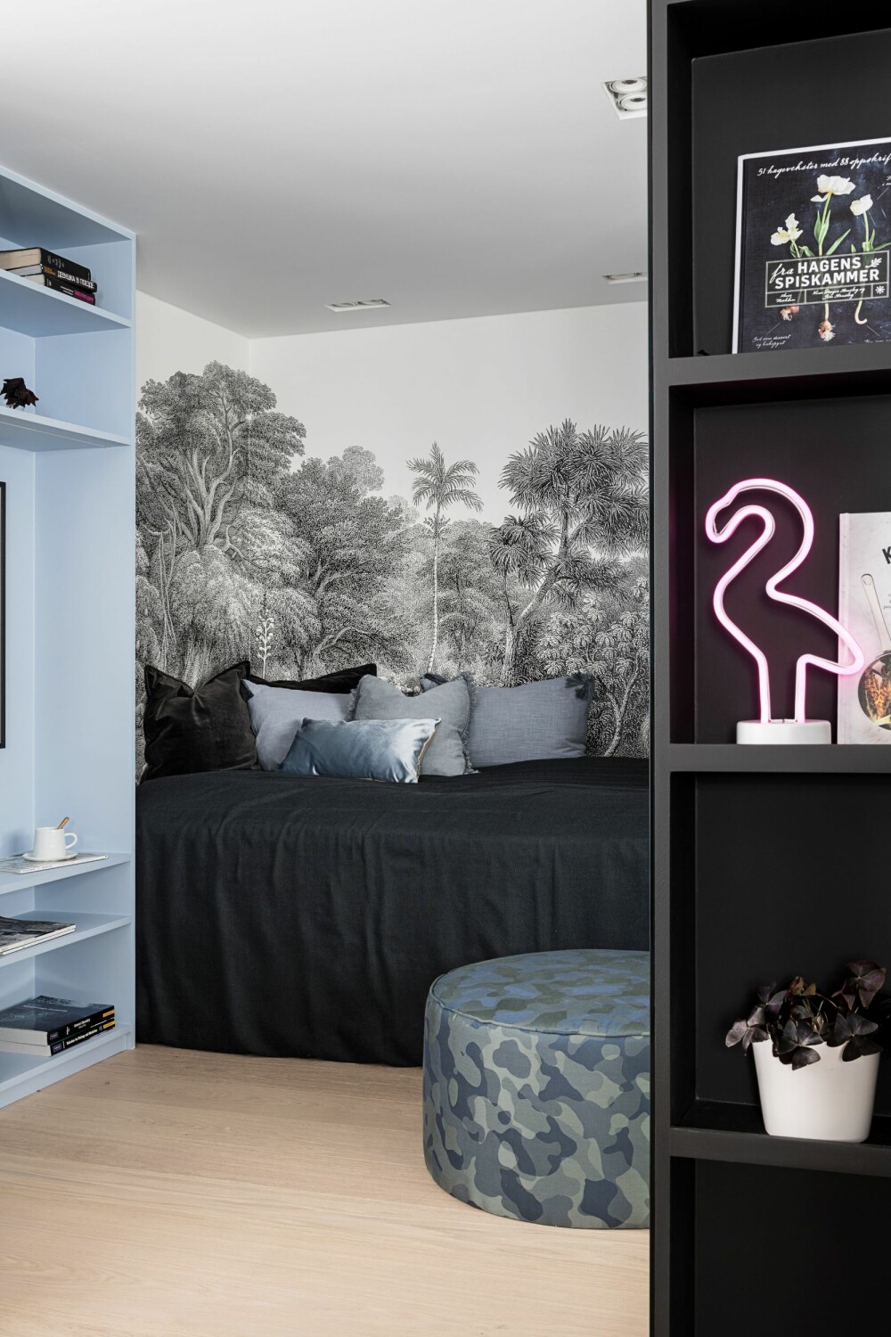 JUNGELTAPET: Når sengen er kledd med teppe og putene stilles opp langs veggen, ser den ut som en innbydende sofa. Puffen er trukket i et kamuflasjemønstret stoff fra Rubelli, tapetet er fra Rebel Walls. JUNGELTAPET: Når sengen er kledd med teppe og putene stilles opp langs veggen, ser den ut som en innbydende sofa. Puffen er trukket i et kamuflasjemønstret stoff fra Rubelli, tapetet er fra Rebel Walls.