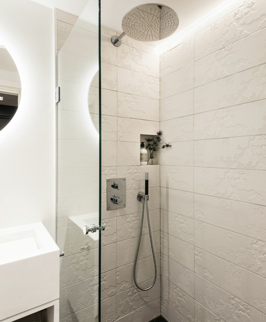 FLISER: Dusjhjørnet er kledd med flisene Bas Relief, som gjør at dusjsonen skiller seg subtilt fra resten av badet. FLISER: Dusjhjørnet er kledd med flisene Bas Relief, som gjør at dusjsonen skiller seg subtilt fra resten av badet.