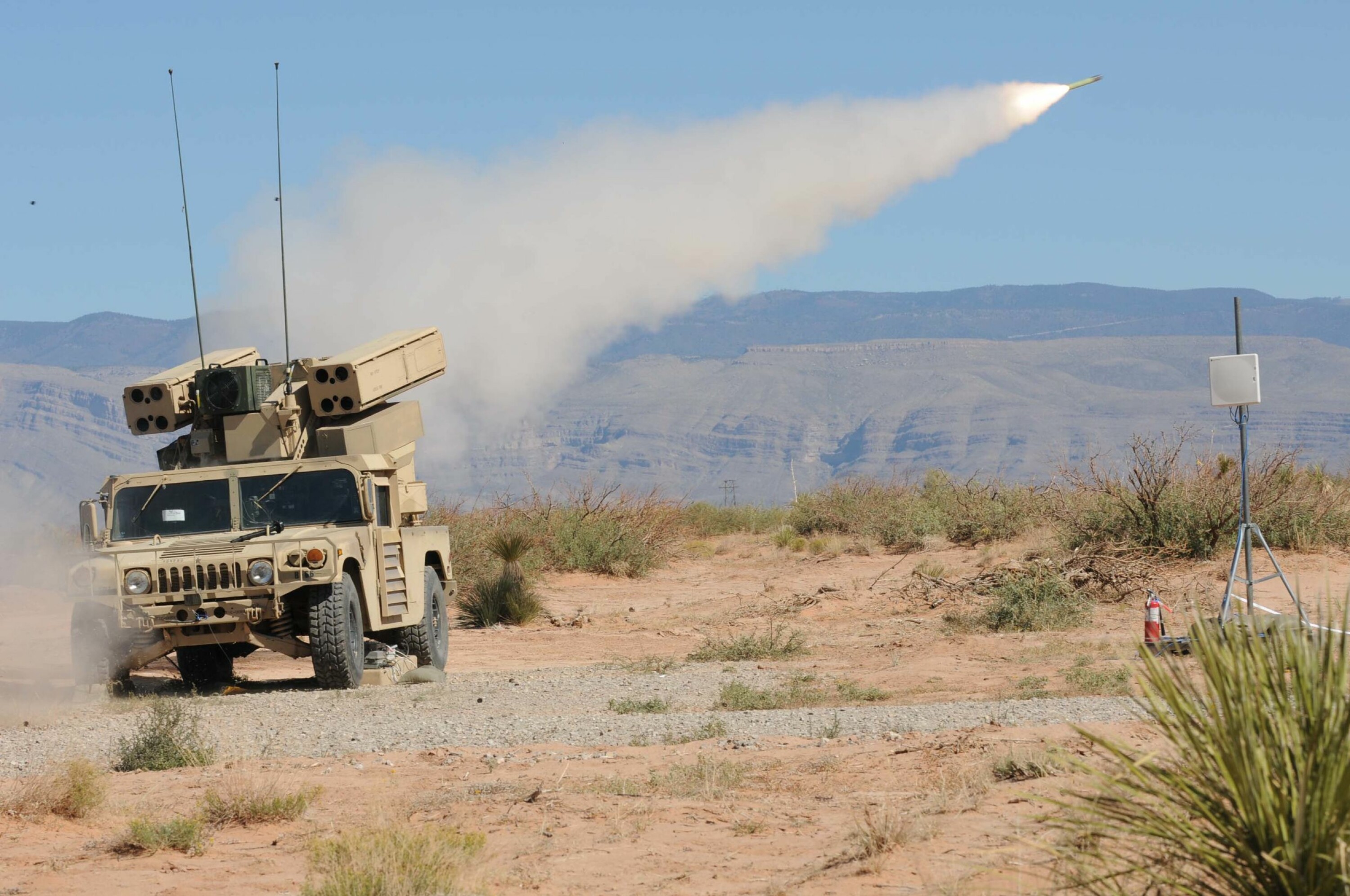 BEVÆPNING: Humvee kan utstyres med mange forskjellige våpen og våpensystemer, som denne med Avenger-systemet.