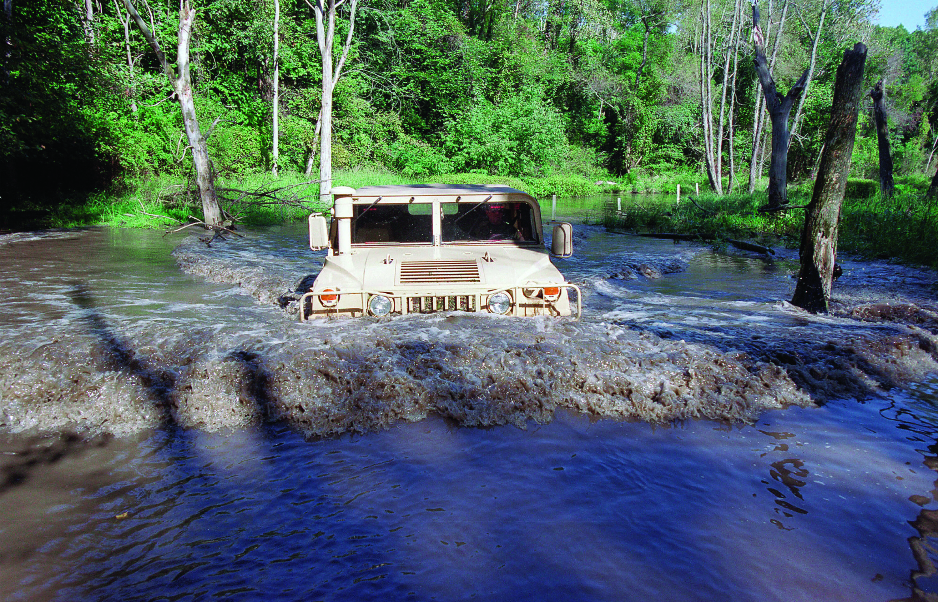 VADING: Det skal høy vannstand til for å stoppe en Humvee med snorkel.