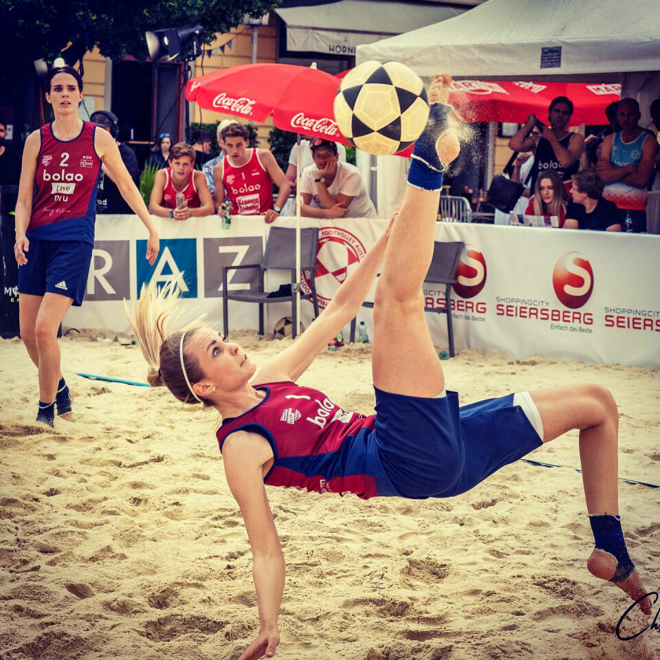 PERNILLE OG HENRIETTE: Pernille Ingvaldsen Smith (nærmest) og søsteren Henriette Ingvaldsen tok EM-gull i fotvolley i sommer, i bekvemme shortser. – Jeg er glad jeg slipper å spille i bikinitruse som truer med å hoppe av. Jeg ønsker at prestasjonene våre kommer i fokus før kroppene våre, sier Pernille.