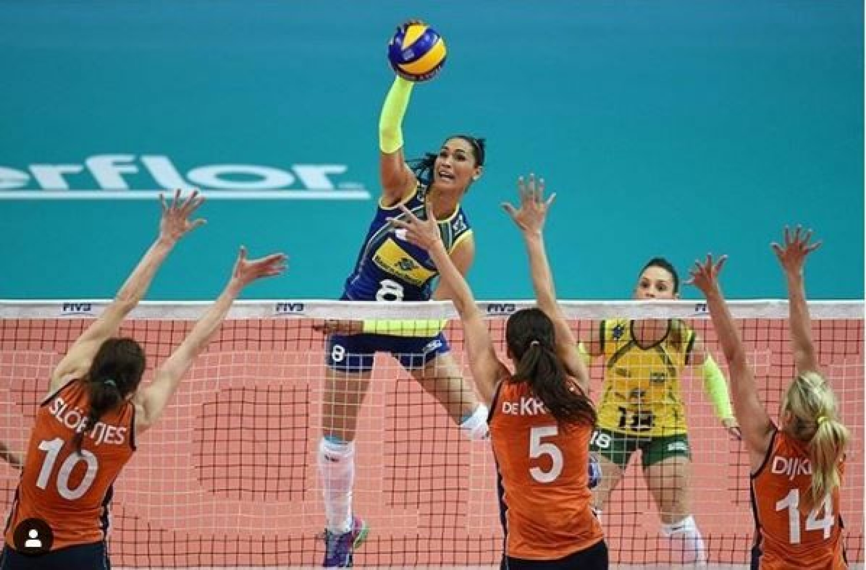 JAQUELINE CARVALHO: Den 1,86 m høye brasilianske volleyballspilleren er en av de ypperste i sin idrett og stjerne på laget som tok OL-gull i 2008 og 2012. Hun figurerer også høyt på rangeringer over kvinnelige idrettstjerner menn lar seg begeistre over.