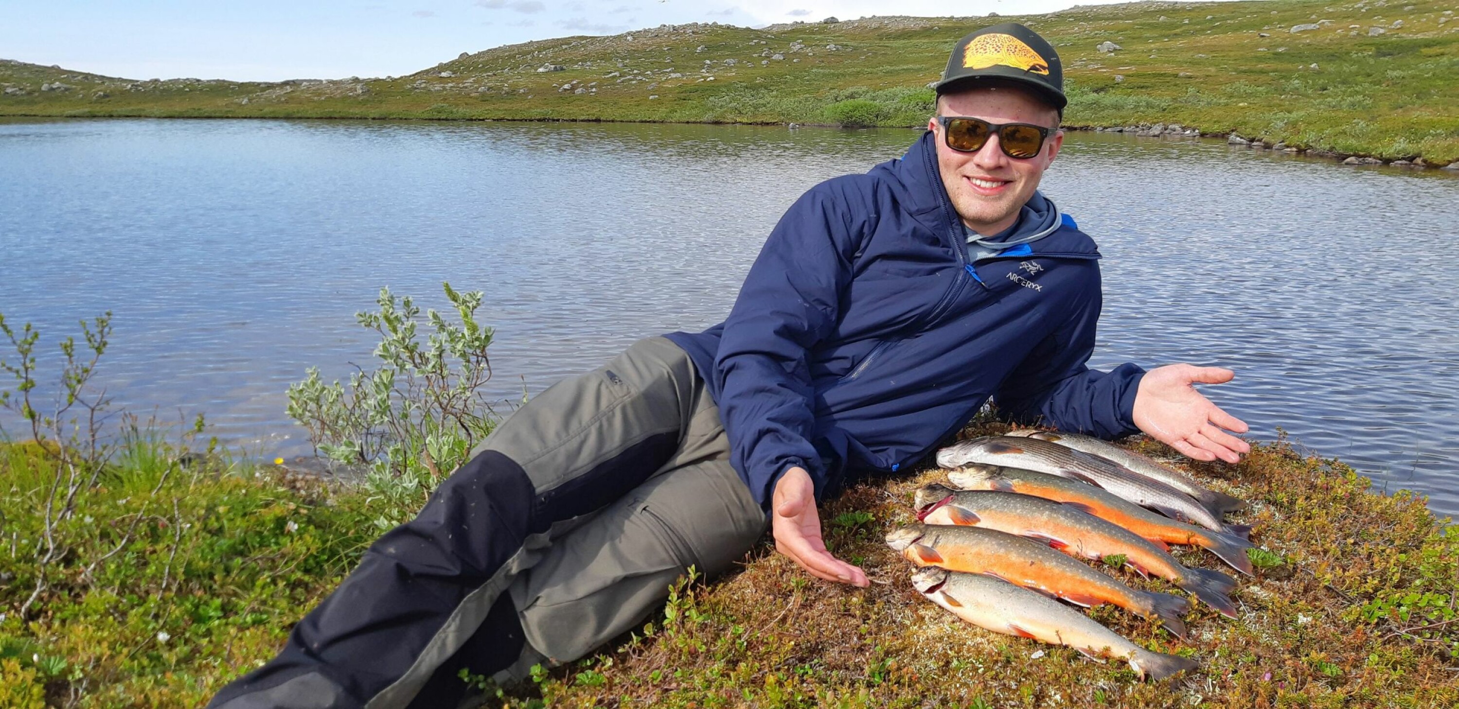 FISKEBETT: Slike fangster var ikke uvanlige. Her fra et lite vann med både ørret, røye og harr!