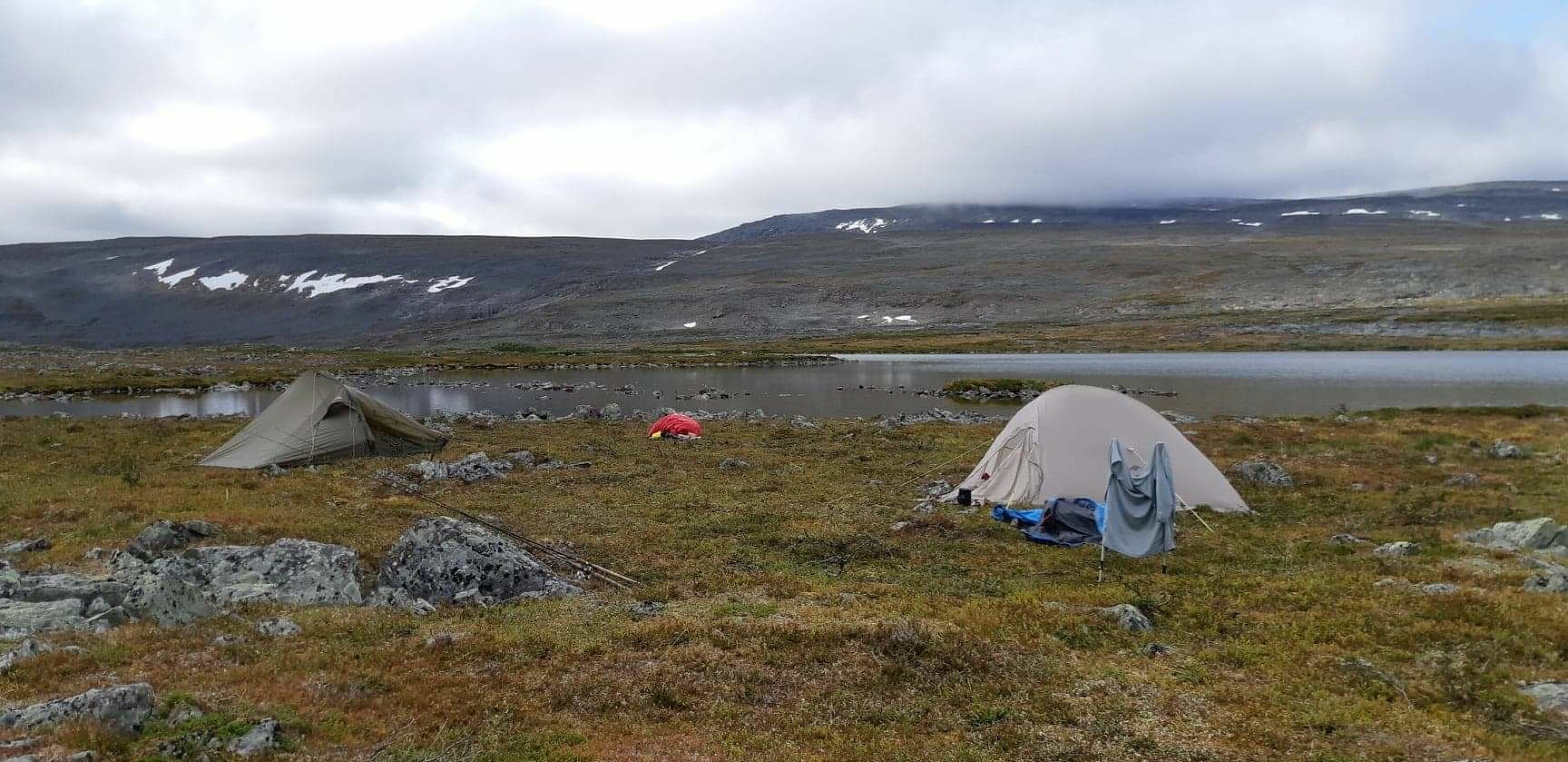TELTLEIR: Slik så en typisk teltleir ut - ved et fiskevann.