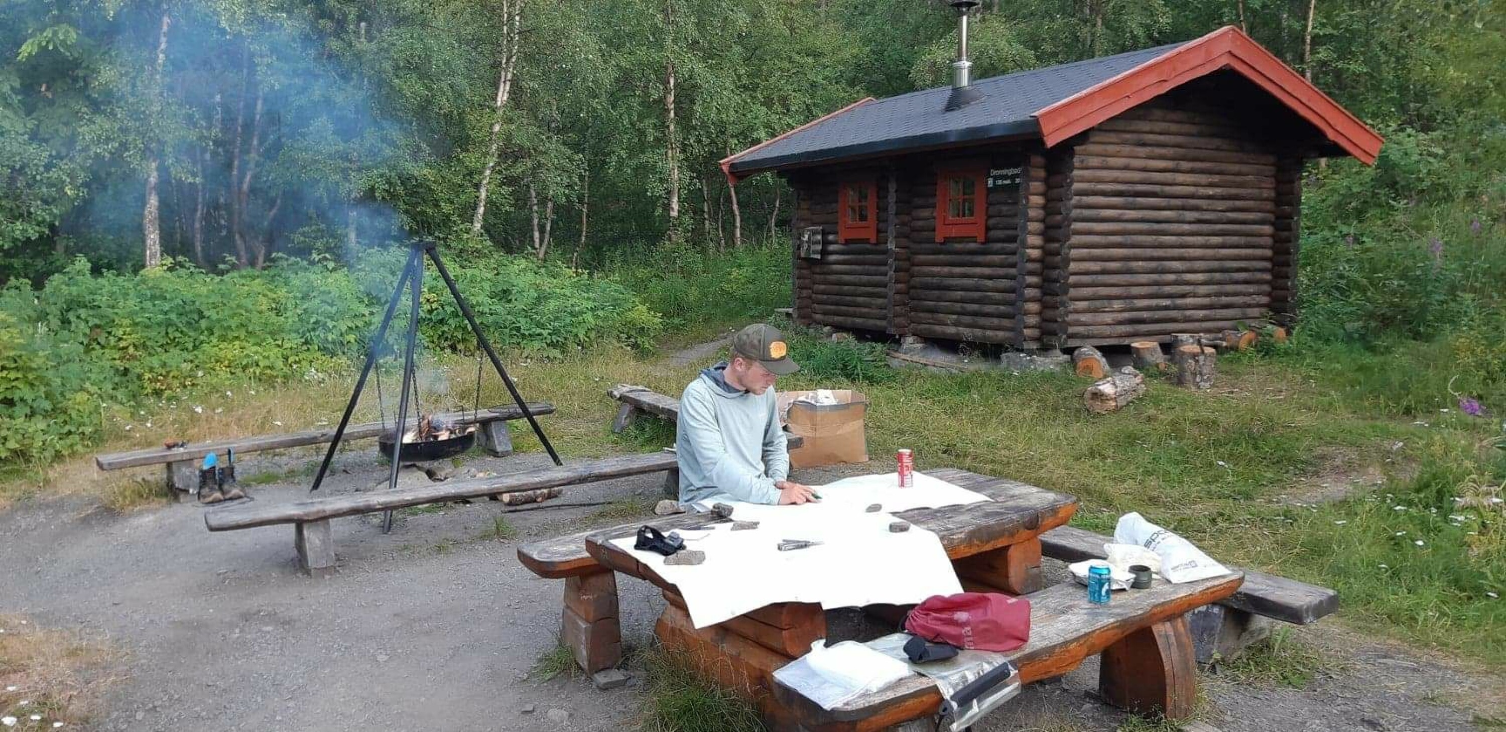 RUTEPLANLEGGING: Kart studeres og veien videre planlegges i detalj.