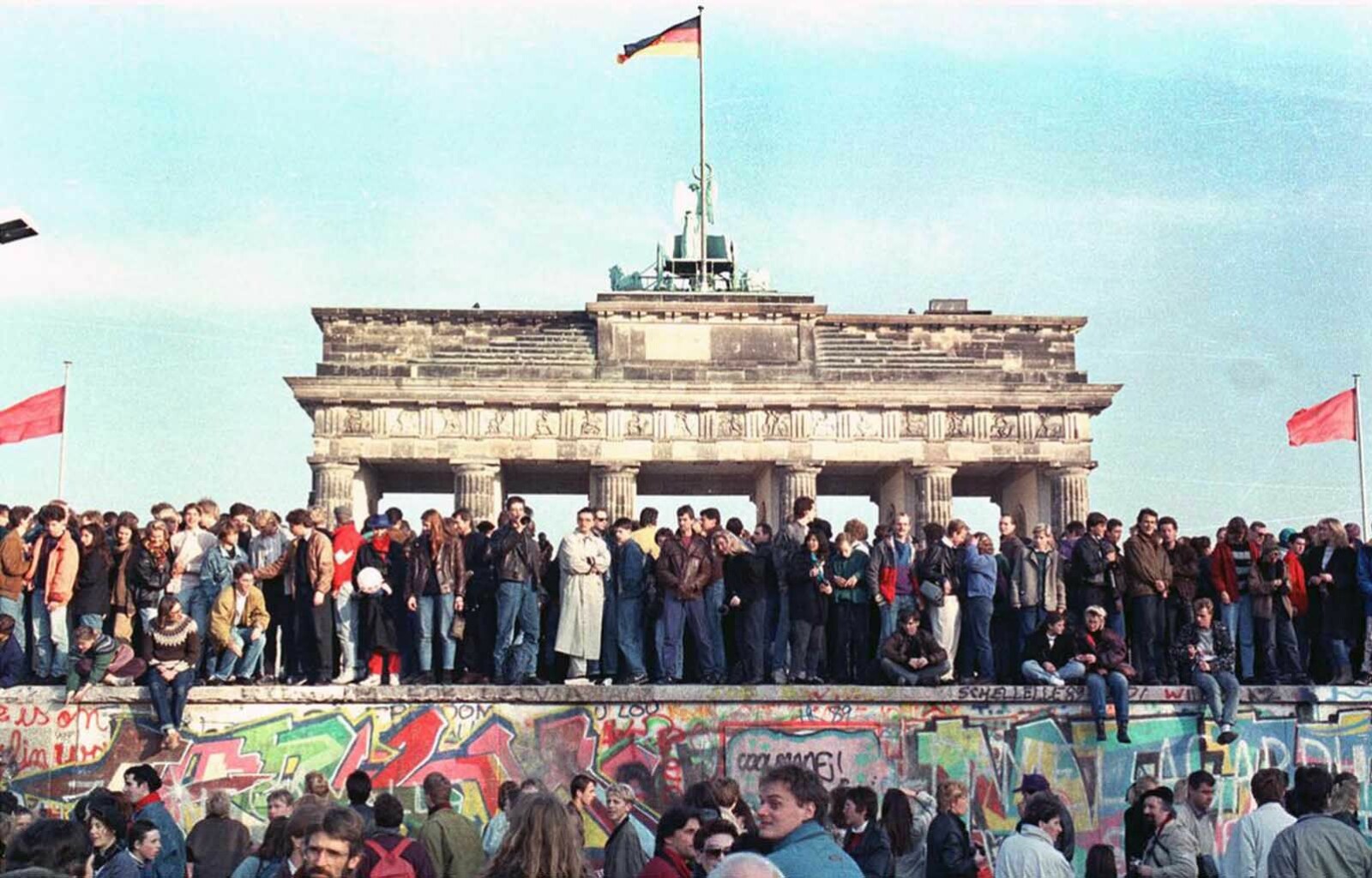 <b>DA MUREN FALT:</b> Det ble vill jubel da Berlinmuren falt for snaut 30 år siden og ingen trengte å risikere livet for å komme over den lenger. 