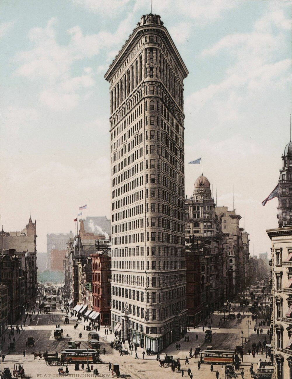 <b>KJENT:</b> På den kileformede tomten hvor Broadway møter Fifth Avenue i New York, ble den mest fotograferte av alle bygningene til arkitekt Burnham og ingeniør Giæver reist i 1902. Formen har gitt den navnet Flatiron, strykejernet. 