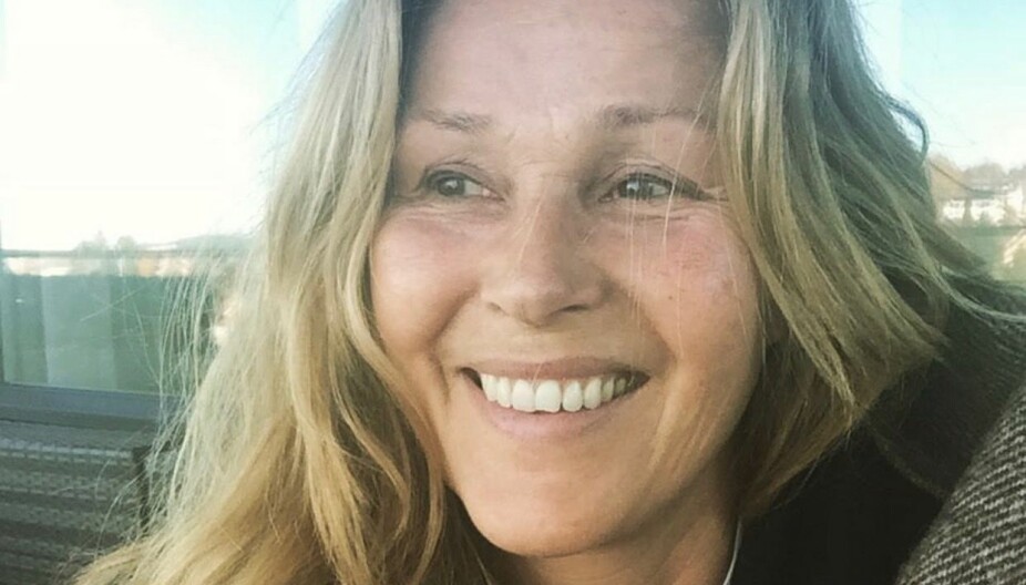 Det vakreste Dorthe vet, er fregner
i et solkysset ansikt og hår som har fått
leve i fred en hel sommer. Det vakreste Dorthe vet, er fregner
i et solkysset ansikt og hår som har fått
leve i fred en hel sommer.