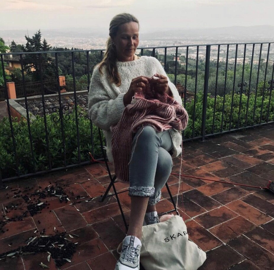 Dorthe strikker i solnedgang, med fine Firenze i bakgrunnen. Programlederen har sammen med døtrene blitt gründer med eget strikkemerke. Dorthe strikker i solnedgang, med fine Firenze i bakgrunnen. Programlederen har sammen med døtrene blitt gründer med eget strikkemerke.