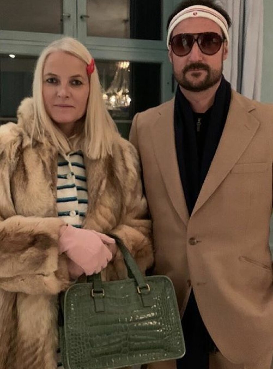 KULE KOPIER: Mette-Marit og Haakon overrasket stort på Halloween da de stilte i dette antrekket.