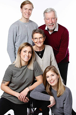 <b>FAMILIEN:</b> Sigbjørn Johnsen med familien samlet. Her med kona Helle og deres tre barn.