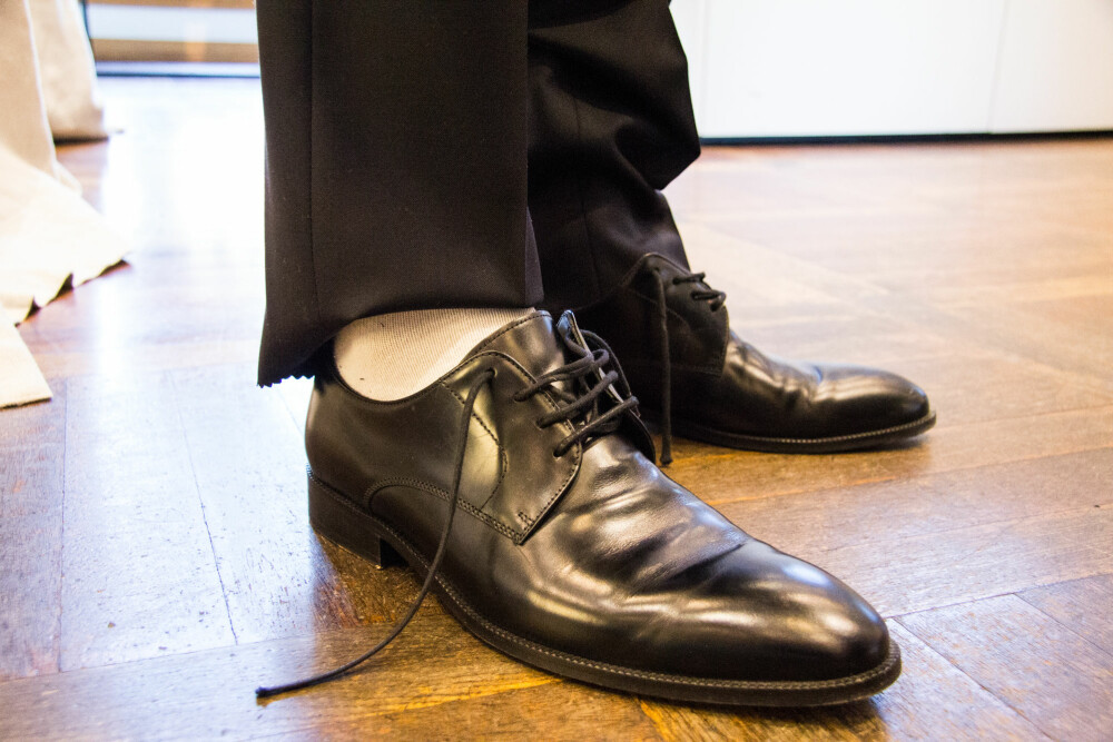 <b>IKKE HVITE SOKKER:</b> Unngå å ha hvite sokker når du skal ha på deg dress. Ha helst på svarte sokker, eller sokker som matcher fargen på dressbuksene.