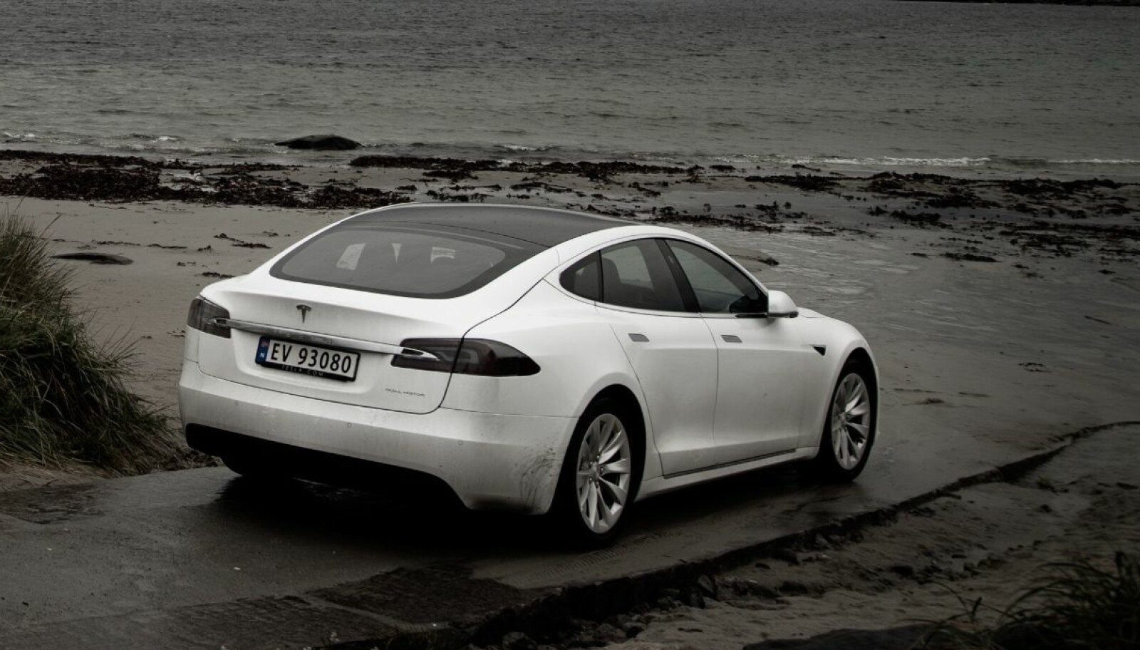 <b>UTFORDRING:</b> Tesla Model S får vist hva den kan på langtur. Norsk høstvær kan gi utfordringer. 