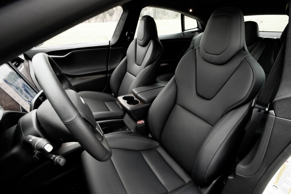 SITTER GODT: Det er gått noen år siden Tesla Model S fikk bedre seter. Dagens versjon har sittekomfort god nok for lange dagsetapper.