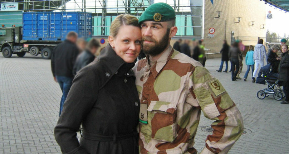 <b>FARVEL:</b> Her tar Caroline avskjed før Stig skal reise til Afghanistan i april 2008.