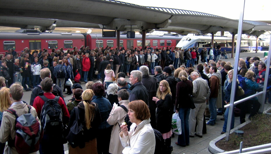 TÅLMODIGHET: I perioder er dette et vanlig syn på Oslo S. Folk som venter på toget på grunn av signalfeil eller eller av andre årsaker.