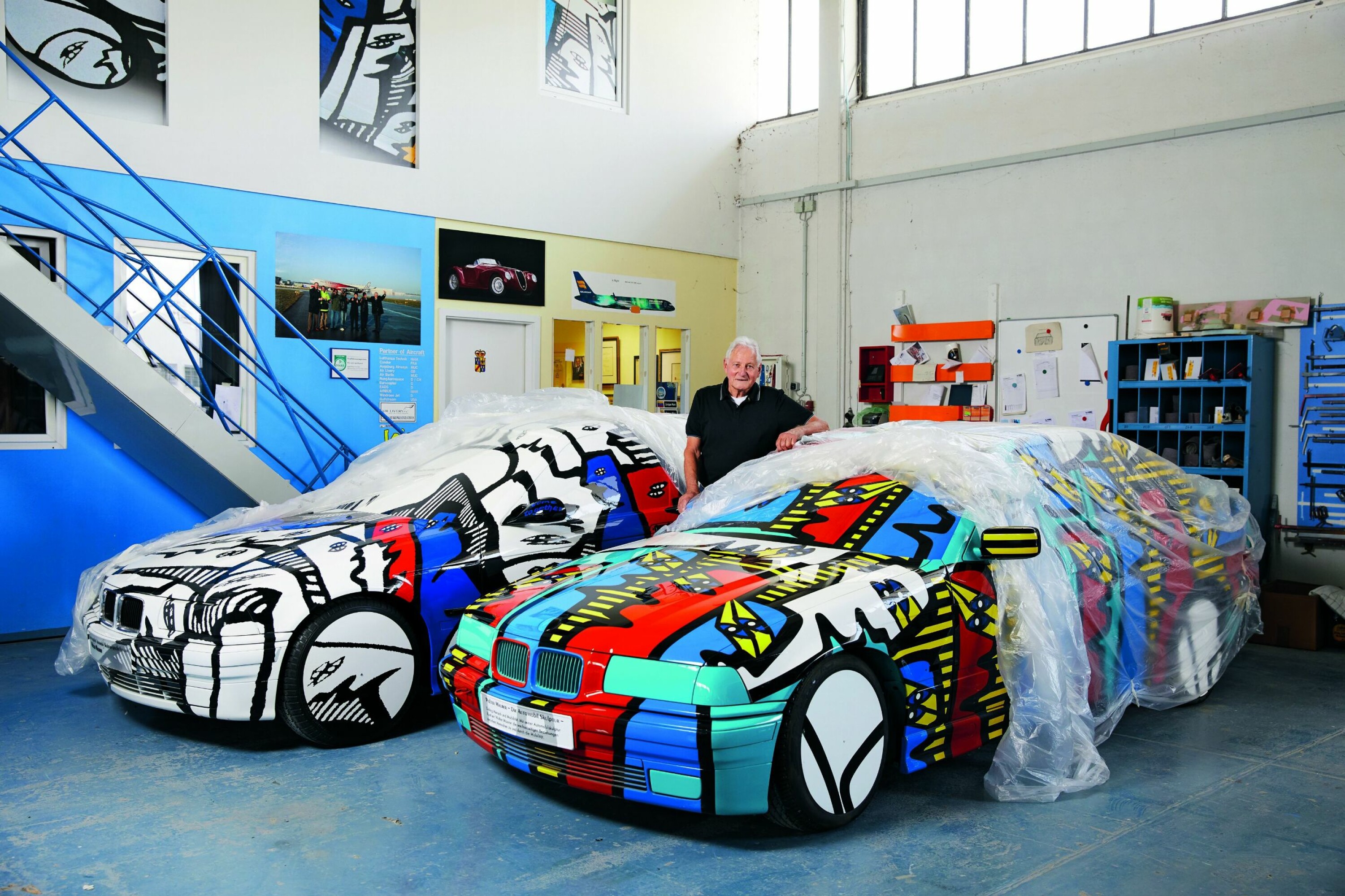 SELVGJORT: På en 3-serie med metallvinduer skaper Maurer sitt eget kunstverk «Dialog. Menneske og mobilitet».