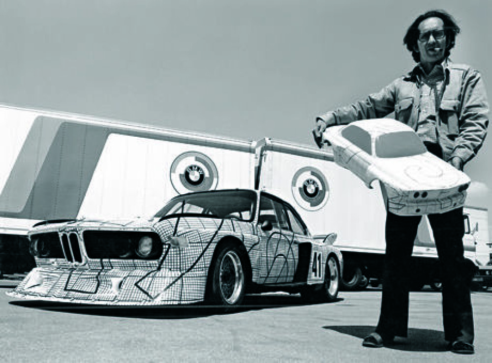 <b>1976 FRANK STELLA:</b> 3.0 CSL, foran Franks Stella med modellen og sigar. «Da jeg var ferdig og han fikk se bilen, gikk han rundt den og klappet.»